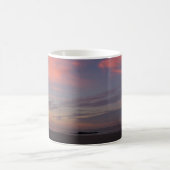 Higgins Beach Sunrise mit zwei rosa Wolken Kaffeetasse (Mittel)