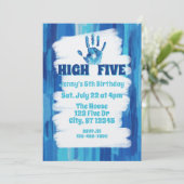 High Five, Blue Painted 5th Birthday Einladung (Stehend Vorderseite)