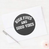 High Fives and Good Vibes Round Sticker (Umschlag)