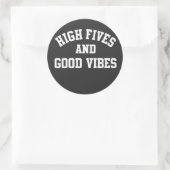 High Fives and Good Vibes Round Sticker (Tasche)