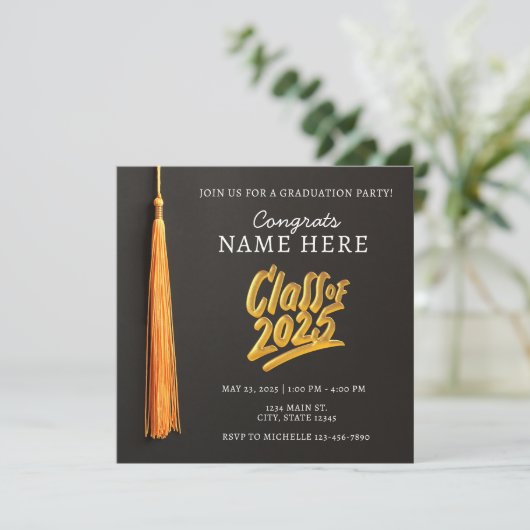 High School Graduation Cap Black Gold Class 2025 Einladung (Stehend Vorderseite)