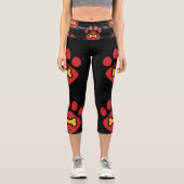 High-Waisted Capri Leggings – Red Pawprint & Bone (Vorderseite)