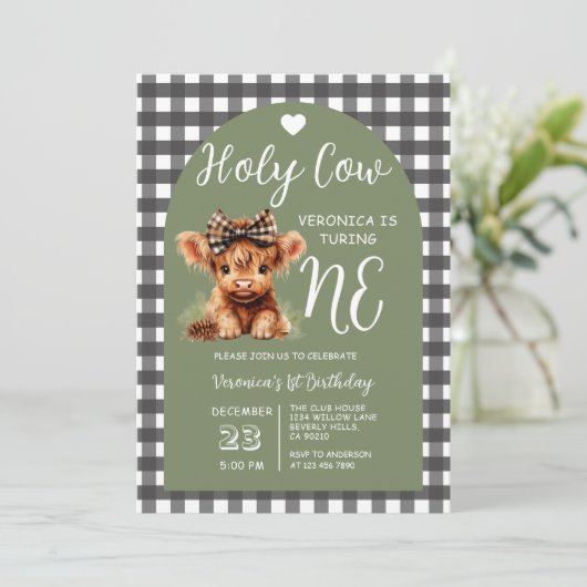 Highland Cow First Birthday Girl Gingham Party Einladung (Stehend Vorderseite)