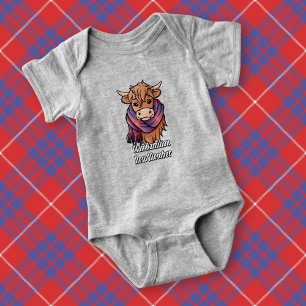 Highland Cow mit Hamilton Red Tartan Scarf Baby Strampler