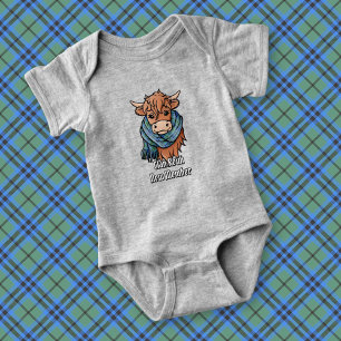 Highland Cow mit Keith Tartan Scarf Baby Strampler