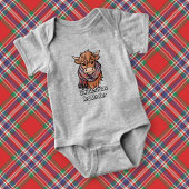Highland Cow mit MacFarlane Red Tartan Scarf Baby Strampler