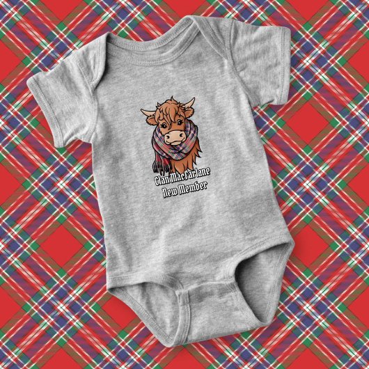 Highland Cow mit MacFarlane Red Tartan Scarf Baby Strampler
