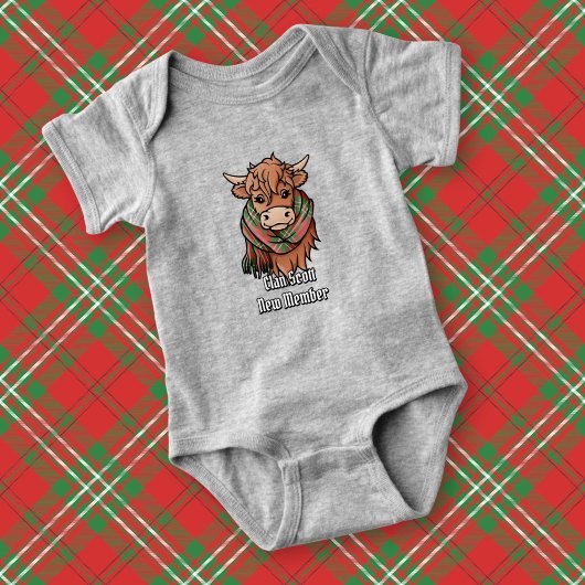 Highland Cow mit Scott Red Tartan Scarf Baby Strampler