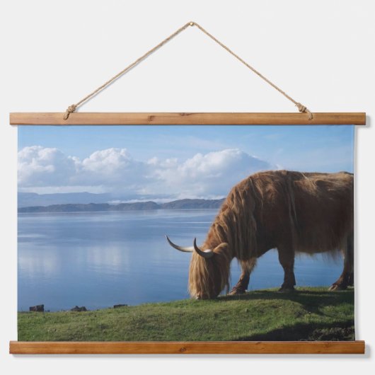 Highland Cow on the Coast Wandteppich Mit Holzrahmen (Vorne)