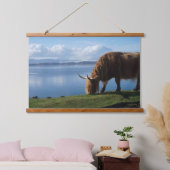 Highland Cow on the Coast Wandteppich Mit Holzrahmen (Schlafzimmer)