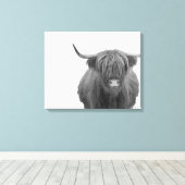 Highland Cow Schottland Rustikal Schwarz-weiß Leinwanddruck (Insitu (Holzboden))