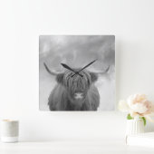 Highland Cow Scotland Clouds Black White  Quadratische Wanduhr (Zuhause)