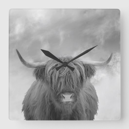 Highland Cow Scotland Clouds Black White  Quadratische Wanduhr (Vorderseite)