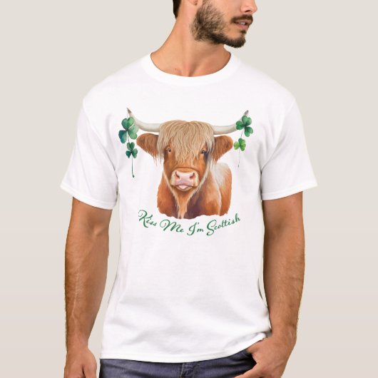 Highland Cow St Patrick's Day Kiss Me I'm Scottish T-Shirt (Vorderseite)