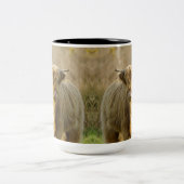 Highland Cow Zweifarbige Tasse (Mittel)