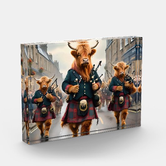 Highland Harmony: Bagpipe Highland Cow Band Fotoblock (Links)