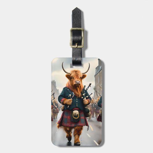Highland Harmony: Bagpipe Highland Cow Band Gepäckanhänger (Vorderseite vertikal)