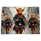 Highland Harmony: Bagpipe Highland Cow Band Große Geschenktüte (Vorderseite)