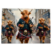Highland Harmony: Bagpipe Highland Cow Band Große Geschenktüte (Rückseite)
