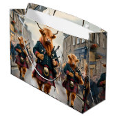 Highland Harmony: Bagpipe Highland Cow Band Große Geschenktüte (Rückseite Schrägansicht)