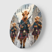 Highland Harmony: Bagpipe Highland Cow Band Große Wanduhr (Winkel)