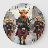 Highland Harmony: Bagpipe Highland Cow Band Große Wanduhr (Vorderseite)