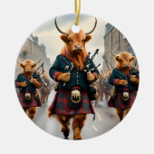 Highland Harmony: Bagpipe Highland Cow Band Keramik Ornament (Vorne)