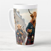 Highland Harmony: Bagpipe Highland Cow Band Milchtasse (Linke Ecke)