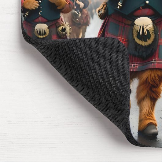 Highland Harmony: Bagpipe Highland Cow Band Mousepad (Ecke)