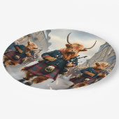 Highland Harmony: Bagpipe Highland Cow Band Pappteller (Schrägansicht)