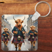 Highland Harmony: Bagpipe Highland Cow Band Schlüsselanhänger (Rückseite)