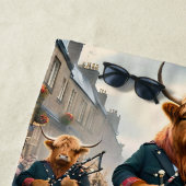 Highland Harmony: Bagpipe Highland Cow Band Strandtuch (Beispiel)