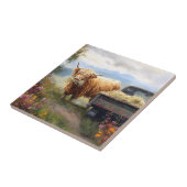 Highland-Kuh frisst Heu Fliese (Seite)