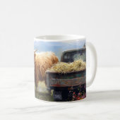 Highland-Kuh frisst Heu Kaffeetasse (VorderseiteRechts)