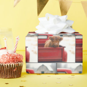 Highland-Kuh in einem roten Retro-Pickup-Truck Geschenkpapier