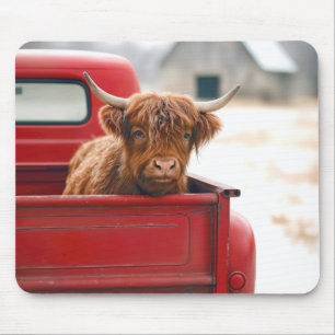 Highland-Kuh in einem roten Retro-Pickup-Truck Mousepad