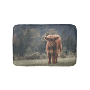 Highland-Kuh-Kalb auf Herbstgrasfeld Badematte