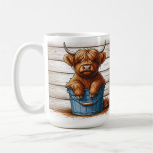 Highland-Kuhkalb auf blauem Eimer vor Holzwand Kaffeetasse