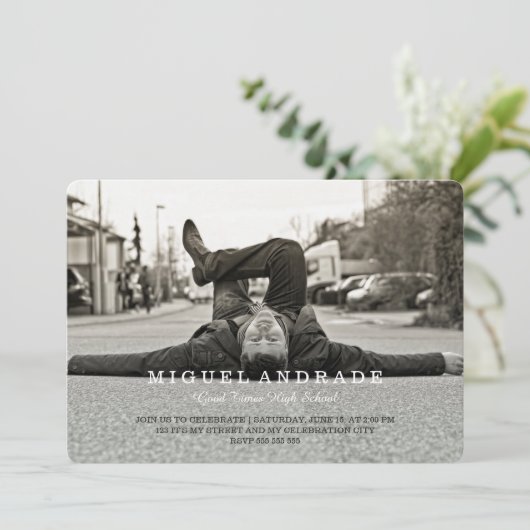 Highschool Foto-Abschluss-Party-Jungen modern Einladung (Stehend Vorderseite)