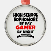 Highschool Sophomer by Day Gamer by Night Ornament Aus Metall (Vorne)