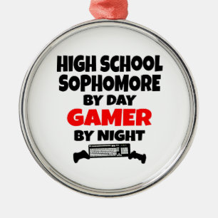 Highschool Sophomer by Day Gamer by Night Ornament Aus Metall
