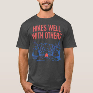 Hikes gut mit anderen Wanderfreunden wandern Buddy T-Shirt