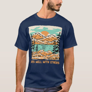 Hikes gut mit anderen Wanderfreunden wandern Buddy T-Shirt