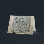Hilfe mit einer Menorah Feiertagskarte<br><div class="desc">Jüdische Schule's Relief zeigt eine Menorah,  aus Umm Qeis (Alte Gadara) Jordanien (Basalt) in der Louvre,  Paris,  Frankreich. Das Relief,  das eine Menorah darstellt,  aus Umm Qeis (Altes Gadara) Jordanien wurde um das 6. Jahrhundert erschaffen.</div>