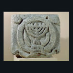 Hilfe mit einer Menorah Poster<br><div class="desc">Jüdische Schule's Relief zeigt eine Menorah, aus Umm Qeis (Alte Gadara) Jordanien (Basalt) in der Louvre, Paris, Frankreich. Das Relief, das eine Menorah darstellt, aus Umm Qeis (Altes Gadara) Jordanien wurde um das 6. Jahrhundert erschaffen.</div>