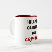 Hillary Clinton is ein Verbrecher Zweifarbige Tasse (Vorderseite Links)