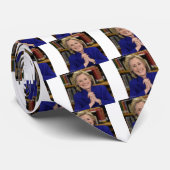 Hillary Clinton It Takes Dorf Gift Krawatte (Gerollt)