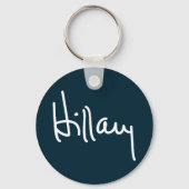 Hillary Signature Button Schlüsselanhänger (Vorderseite)