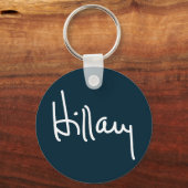 Hillary Signature Button Schlüsselanhänger (Vorderseite)