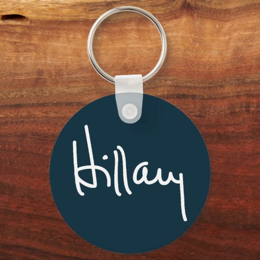 Hillary Signature Button Schlüsselanhänger (Vorderseite)
